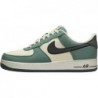 Chaussures Nike Air Force 1 '07 LV8 pour homme (FQ8713-100, lait de coco/bicoastal/noir/vert vintage)