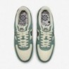 Chaussures Nike Air Force 1 '07 LV8 pour homme (FQ8713-100, lait de coco/bicoastal/noir/vert vintage)