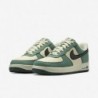 Chaussures Nike Air Force 1 '07 LV8 pour homme (FQ8713-100, lait de coco/bicoastal/noir/vert vintage)