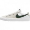 Chaussures de skate Nike SB Zoom Blazer Low Pro GT (DC7695-102, Blanc/Blanc/Gomme marron clair/Sapin)